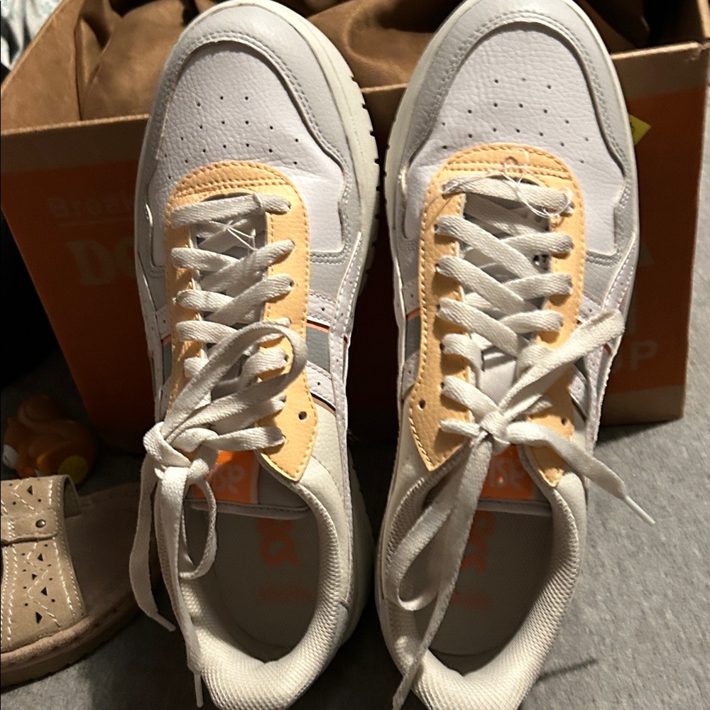 Women tennis shoes